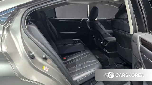 Lexus ES300h 7th generation 2018 Серебристо-серый из Кореи, фото 3