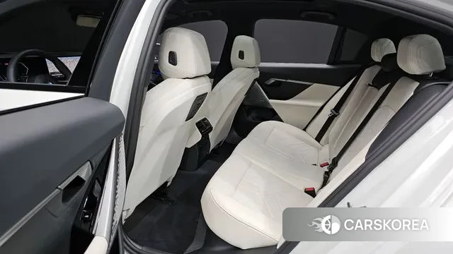 BMW 5 Series (G60) 2025 Белый из Кореи, фото 3