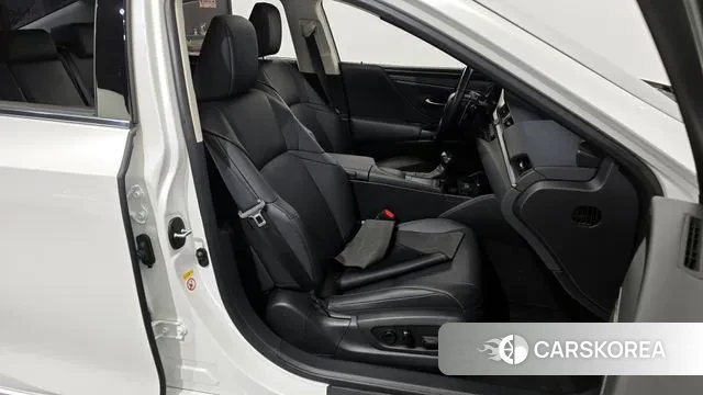 Lexus ES300h 7th generation 2019 Белый из Кореи, фото 3