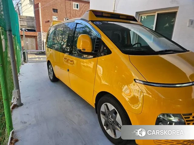 Hyundai Staria 2023 Желтый из Кореи, фото 3