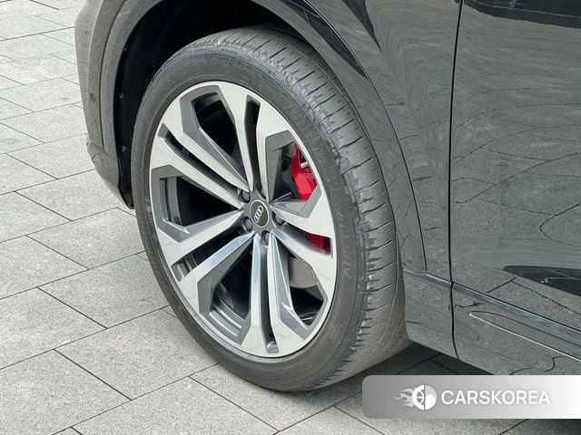 Audi Q8 2023 Черный из Китая, фото 3