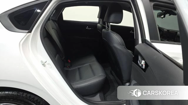 Kia The New K3 2nd generation 2023 Белый из Кореи, фото 3