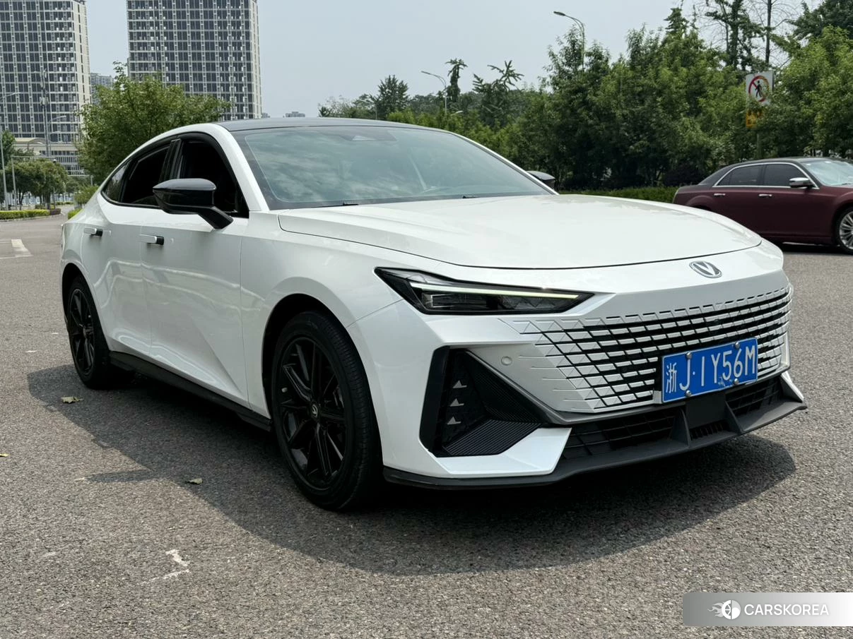 Chang'an UNI-V 2024 Белый из Китая, фото 3