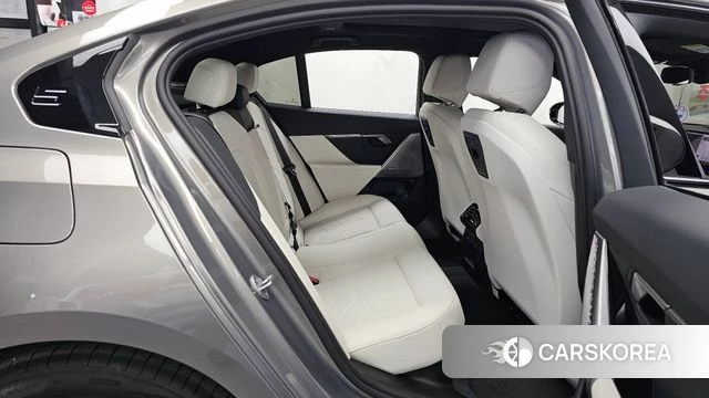 BMW 5 Series (G60) 2025 Серебристо-серый из Кореи, фото 3