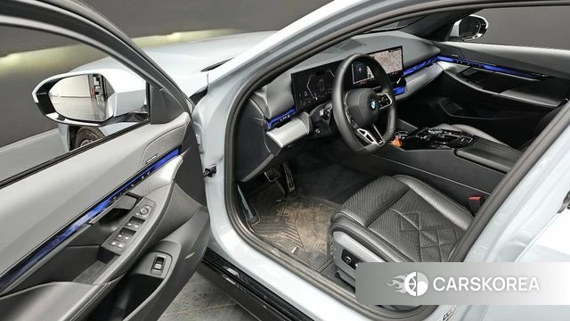 BMW 5 Series (G60) 2024 Белый из Кореи, фото 3