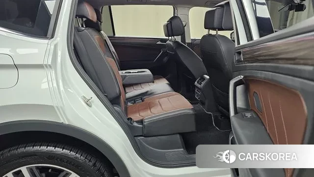 Volkswagen Tiguan Allspace 2023 Белый из Кореи, фото 3