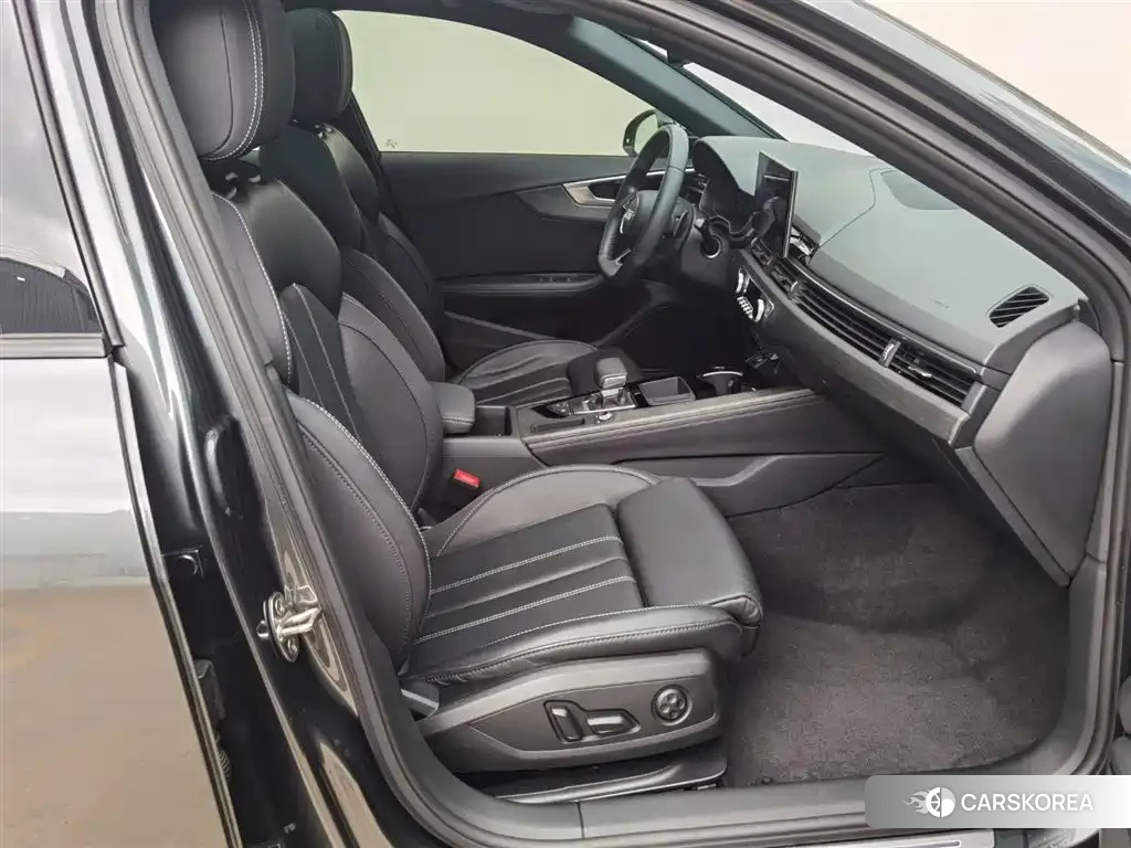 Audi A4L 2023 Silver/gray из Китая, фото 3