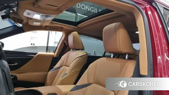 Lexus ES300h 7th generation 2023 Красный из Кореи, фото 3