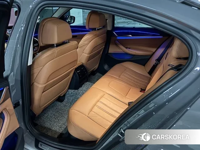 BMW 5 Series (G30) 2022 Цвет галактики из Кореи, фото 3