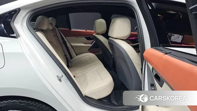 BMW 5 Series (G60) 2023 Белый из Кореи, фото 3