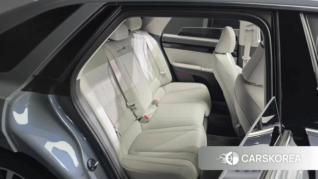 Hyundai Grandeur Hybrid (GN7) 2024 Светло-серебряный цвет из Кореи, фото 3