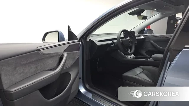 Tesla Model Y 2025 Серебристо-серый из Кореи, фото 3