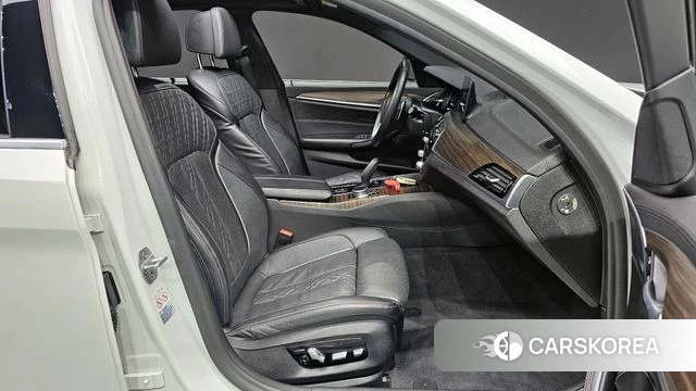 BMW 5 Series (G30) 2018 Белый из Кореи, фото 3