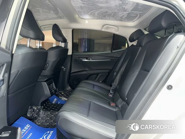Toyota Camry 2025 Серебристо-серый из Китая, фото 3
