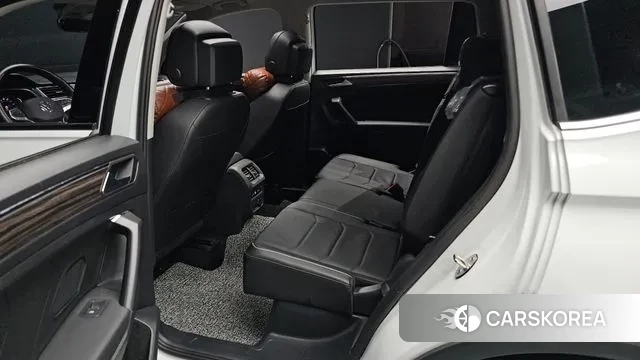 Volkswagen Tiguan Allspace 2023 Белый из Кореи, фото 3