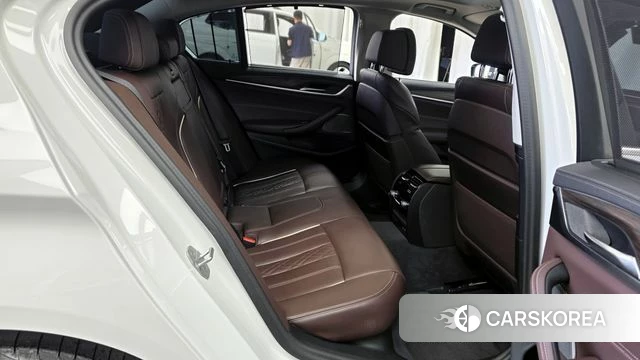 BMW 5 Series (G30) 2023 Белый из Кореи, фото 3