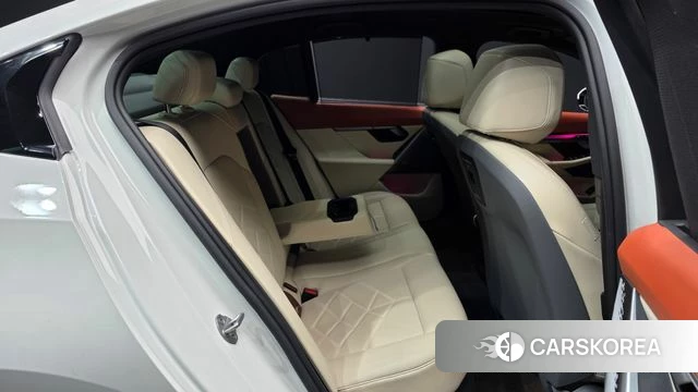 BMW 5 Series (G60) 2023 Белый из Кореи, фото 3