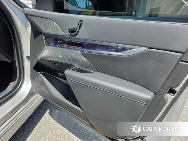 BMW 7 Series (G70) 2024 Черный двухцветный из Кореи, фото 3