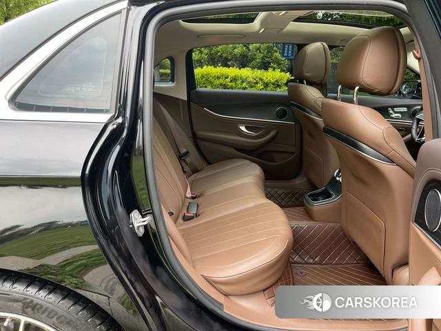Mercedes-Benz E-class 2023 Черный из Китая, фото 3