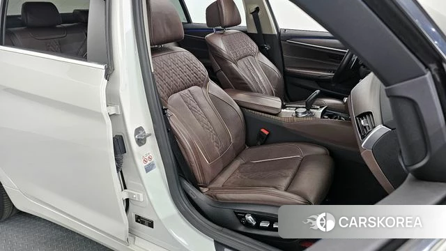 BMW 5 Series (G30) 2018 Белый из Кореи, фото 3