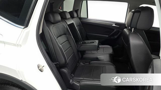 Volkswagen Tiguan Allspace 2023 Белый из Кореи, фото 3