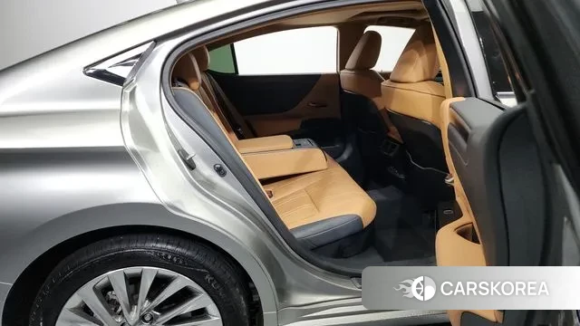 Lexus ES300h 7th generation 2023 Серый из Кореи, фото 3