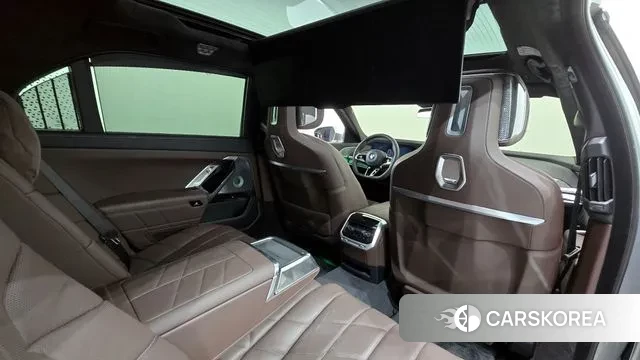 BMW i7 (G70) 2022 Серебряный из Кореи, фото 3