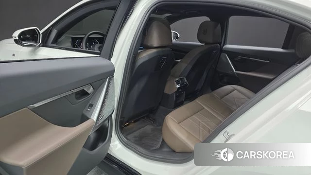 BMW 5 Series (G60) 2024 Белый из Кореи, фото 3