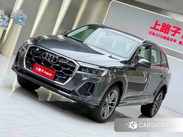 Audi Q7 2024 Серебристо-серый из Китая, фото 3