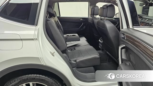 Volkswagen Tiguan Allspace 2023 Белый из Кореи, фото 3