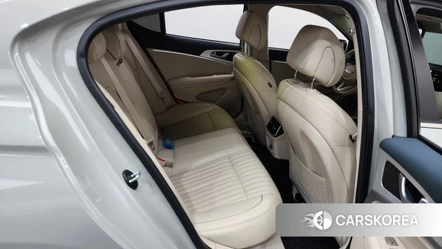 Genesis The New G70 2023 Песочный из Кореи, фото 3