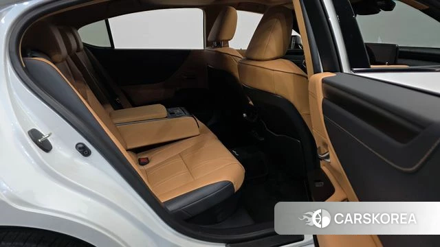 Lexus ES300h 7th generation 2024 Белый из Кореи, фото 3