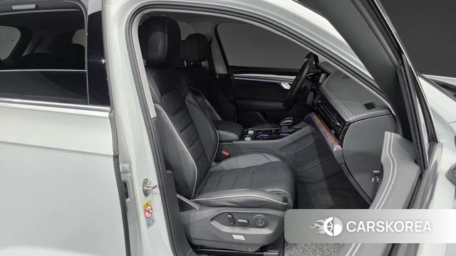 Volkswagen Touareg 3rd generation 2025 Белый из Кореи, фото 3