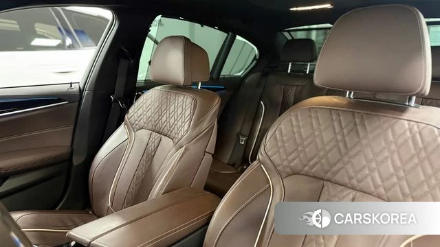 BMW 5 Series (G30) 2023 Белый из Кореи, фото 3