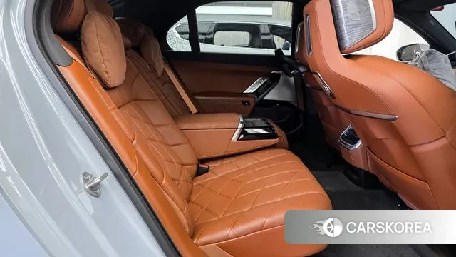 BMW 7 Series (G70) 2023 Светло-серебряный цвет из Кореи, фото 3