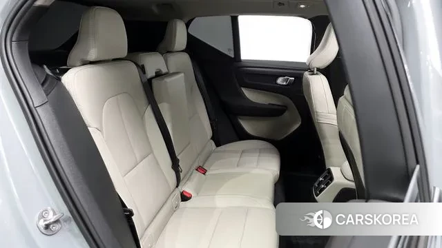 Volvo XC40 2024 Серебристо-серый из Кореи, фото 3