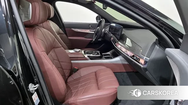 BMW 7 Series (G70) 2024 Черный из Кореи, фото 3