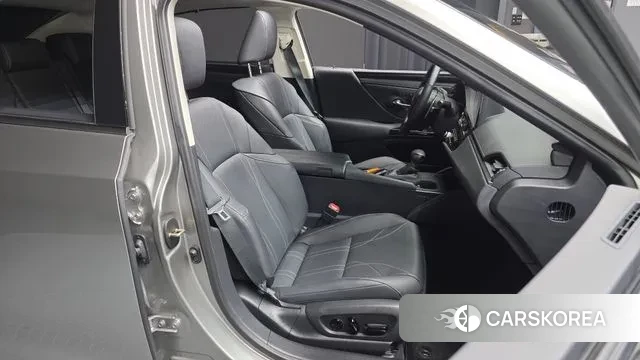 Lexus ES300h 7th generation 2025 Серый из Кореи, фото 3