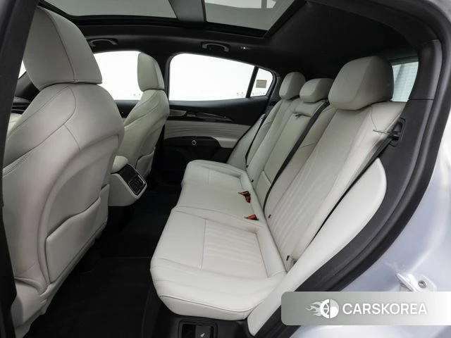 Maserati Grecale 2024 Светло-серебряный цвет из Кореи, фото 3