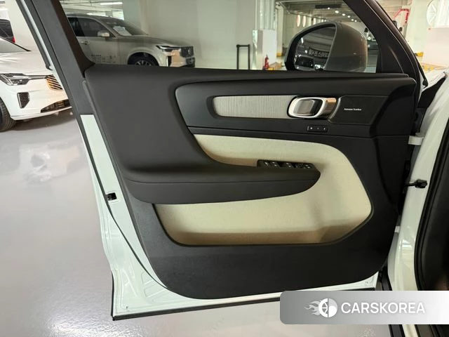 Volvo XC40 2026 Белый из Кореи, фото 3