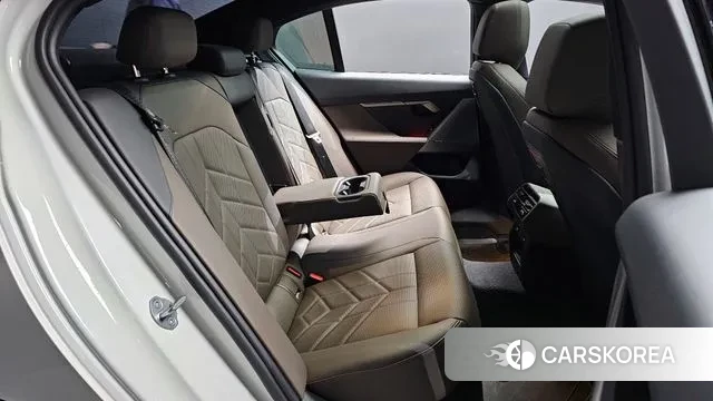 BMW 5 Series (G60) 2024 Белый из Кореи, фото 3