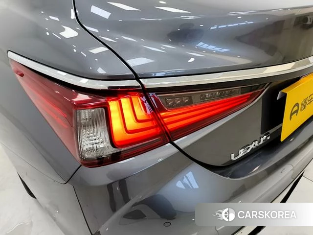 Lexus ES 2021 Темно-серый из Китая, фото 3
