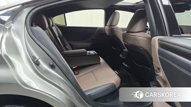 Lexus ES300h 7th generation 2024 Серебристо-серый из Кореи, фото 3