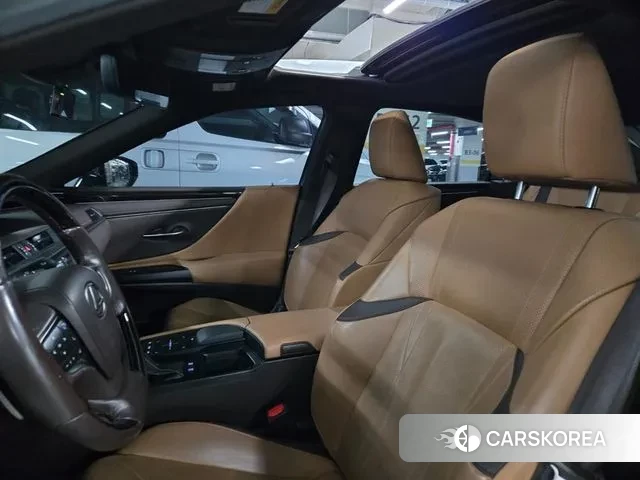 Lexus ES300h 7th generation 2019 Белый из Кореи, фото 3