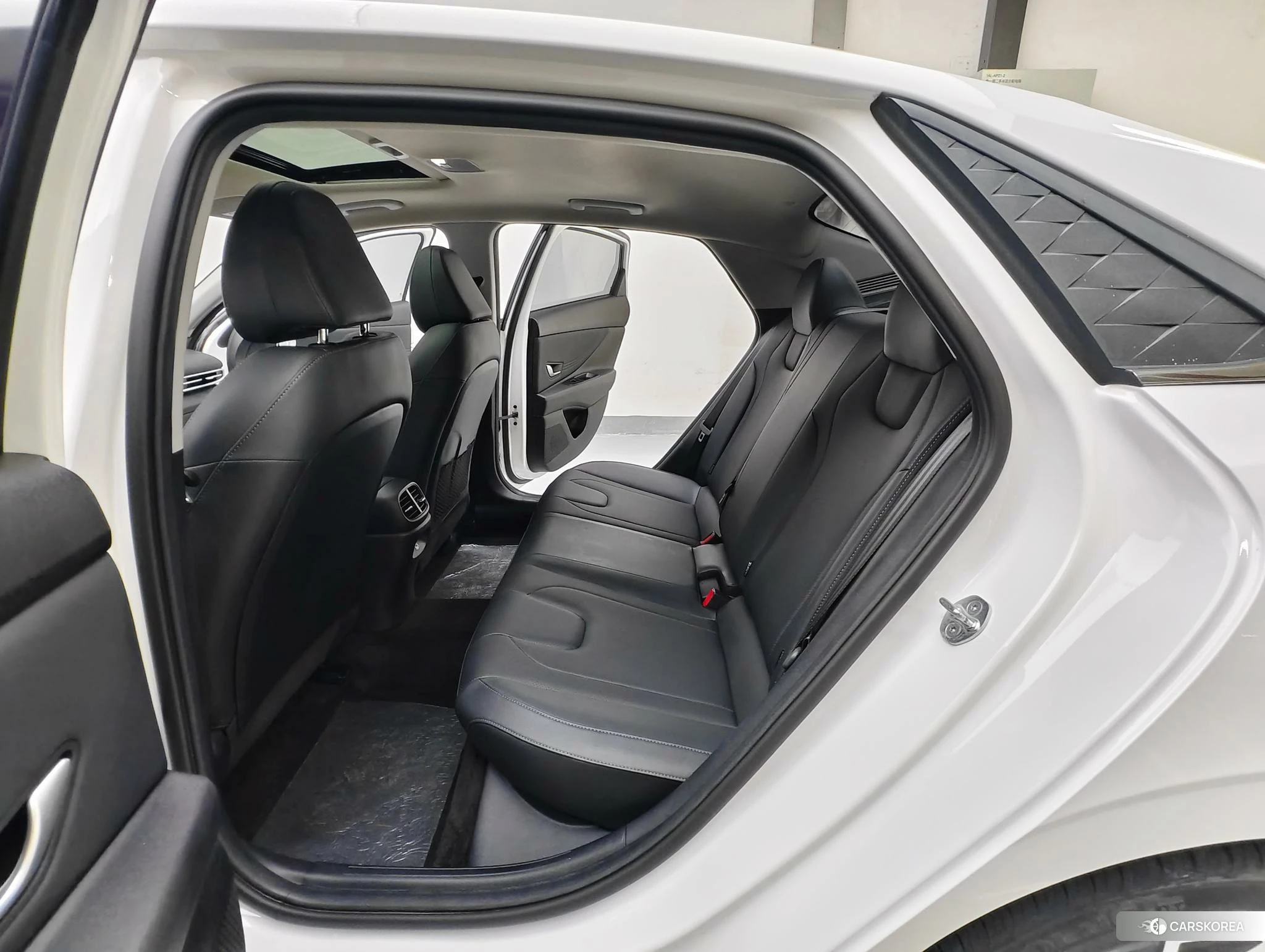Hyundai Elantra 2023 Белый из Китая, фото 3