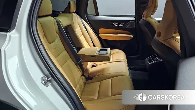 Volvo V60 Cross-Country 2nd Generation 2019 Белый из Кореи, фото 3