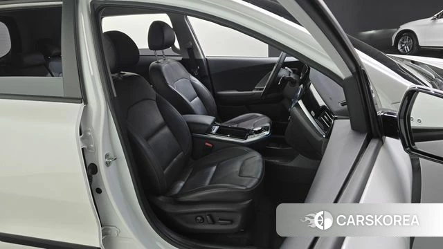 Kia Niro Plus 2022 Белый из Кореи, фото 3