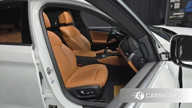 BMW 5 Series (G30) 2023 Белый из Кореи, фото 3