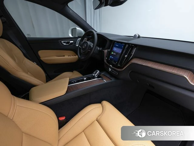Volvo XC60 second Generation 2024 Белый из Кореи, фото 3