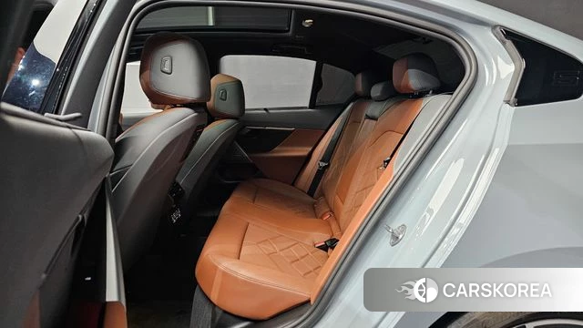 BMW 5 Series (G60) 2024 Светло-серебряный цвет из Кореи, фото 3